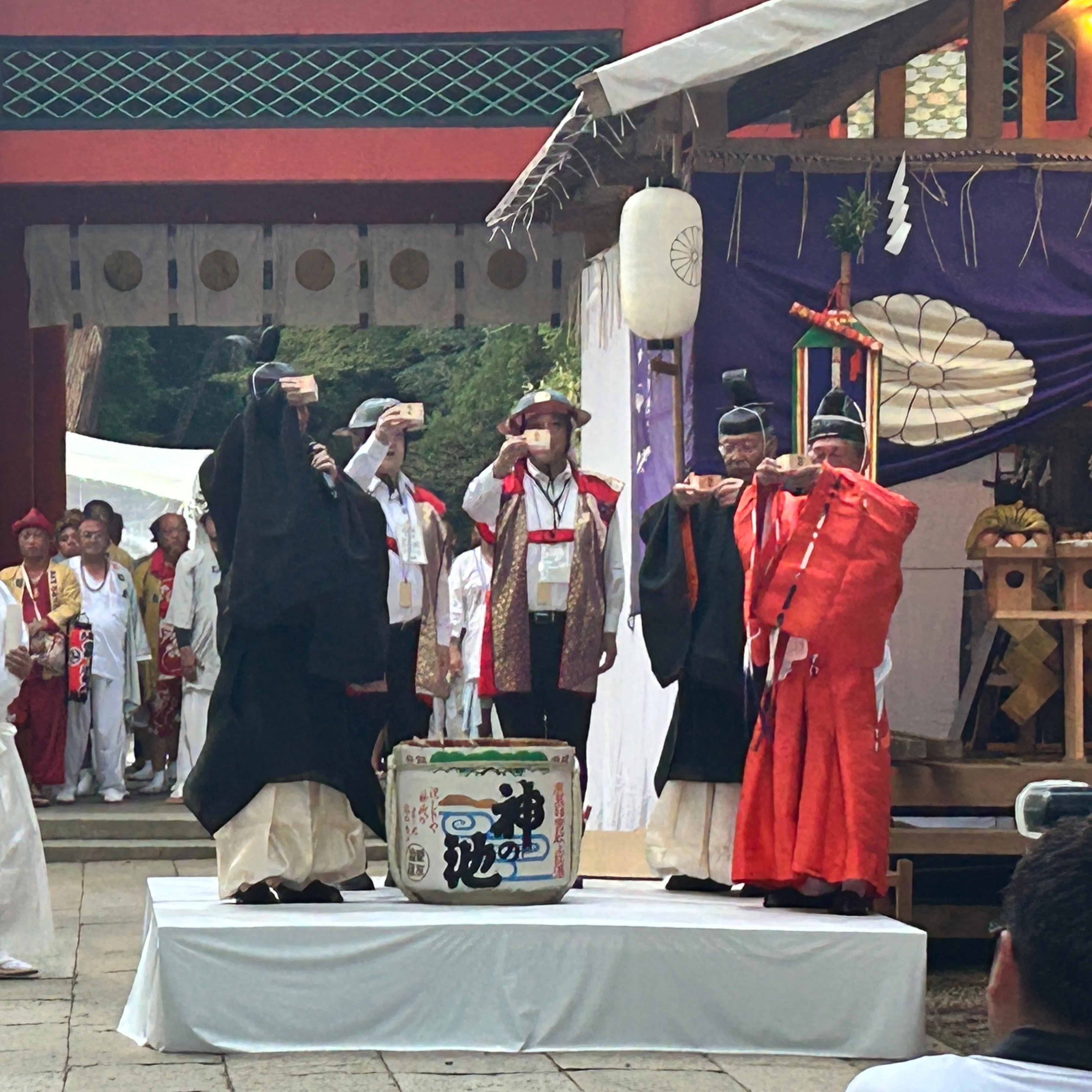 御船祭の一大渡御を終え、鹿島神宮の神様が乗った御神輿が鹿島神...