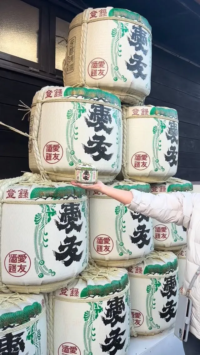 愛友酒造自慢の大吟醸が入った豆樽、通常サイズの酒樽と比較して...