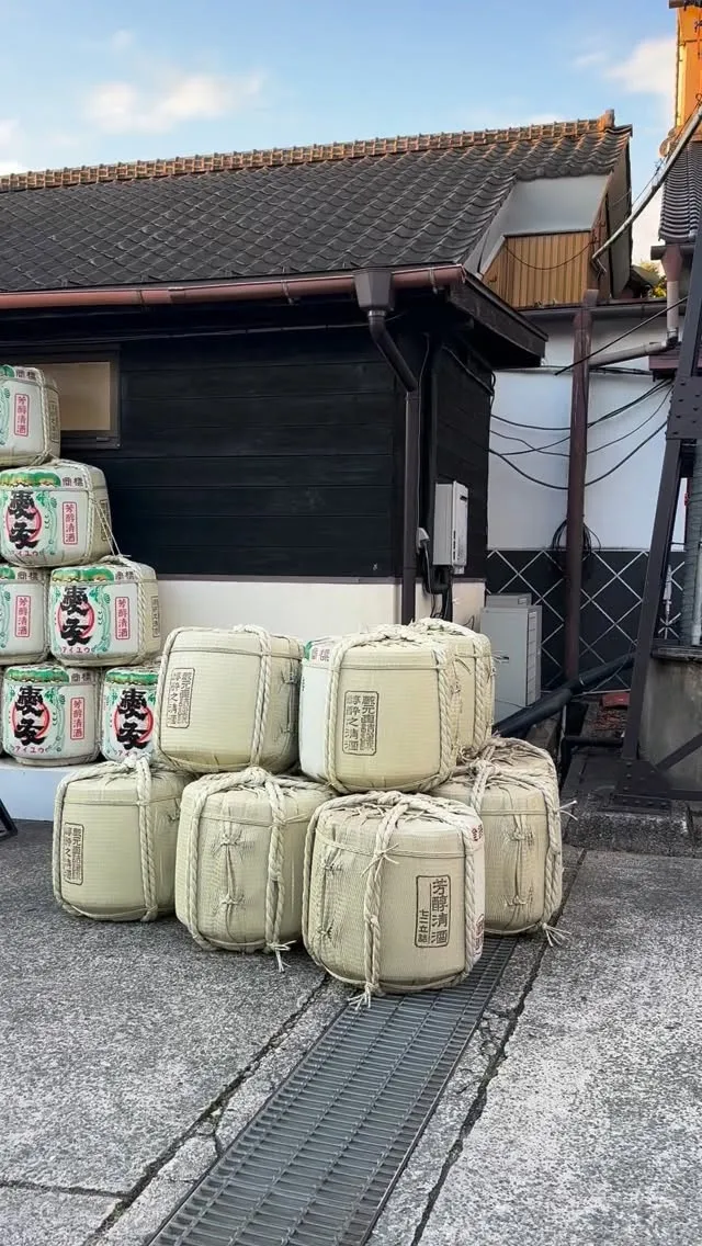 愛友酒造にお越しになられた方が記念撮影する酒樽、紫外線を浴び...