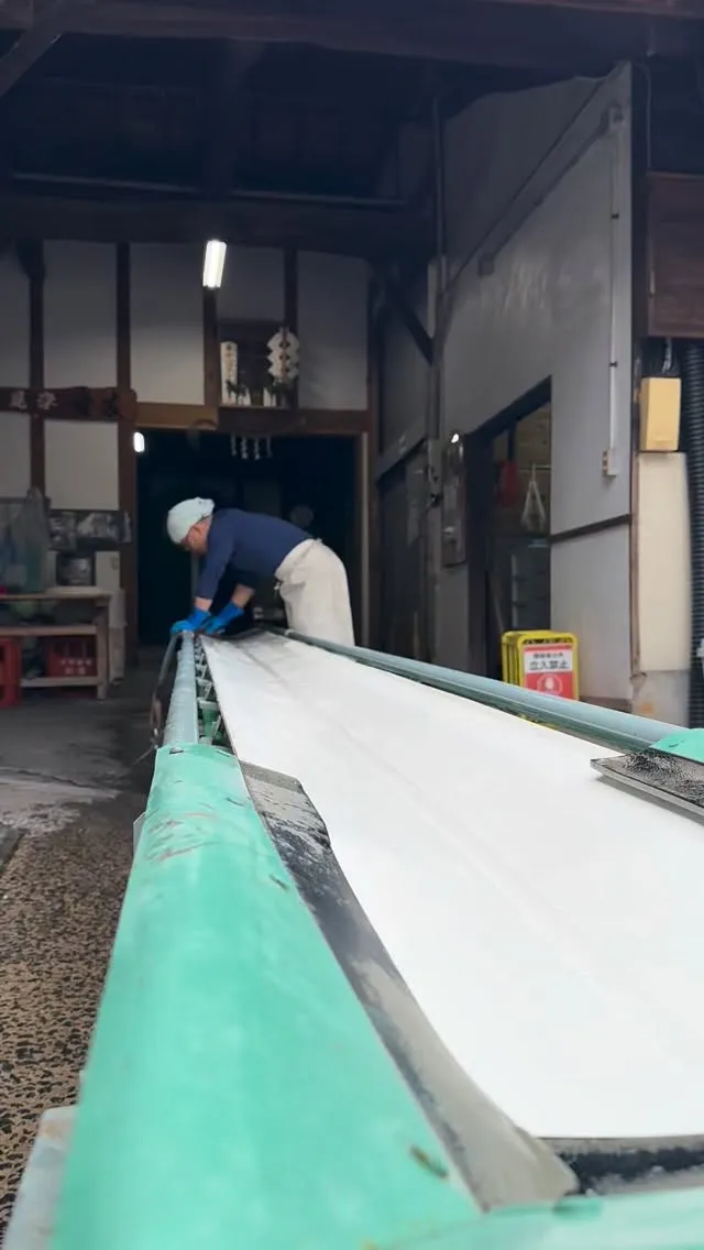 吸水した重たいお米は、このベルトコンベアーを使って高い位置に...